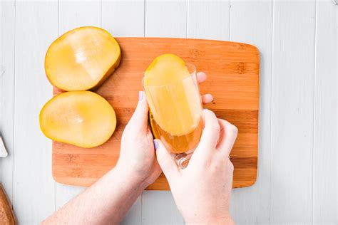 How to Cut a Mango - The Easiest and Best Way to Peel a Mango