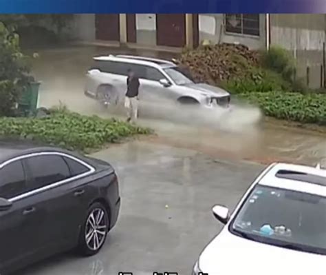 男子雨天过马路，两次示意仍被汽车溅一身水，一怒之下开车找理