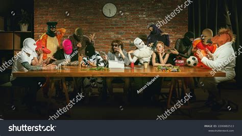 20 People Standing 的图像结果