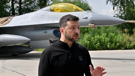 Volodymyr Zelensky officialise l'arrivée des premiers avions F-16 en ...