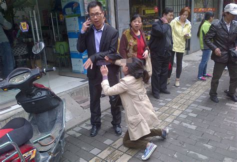 女子行窃被抓后跪地求受害者别报警_资讯频道_凤凰网