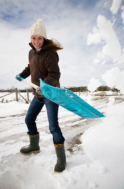 扫雪的女人高清图片下载-正版图片501443195-摄图网