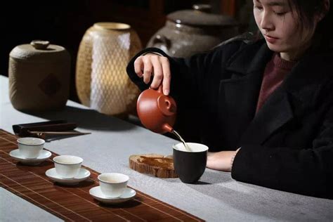 用了正确的拿壶方式，瞬间高大上了！ - 茶文化 - 茶道道|中国茶道网