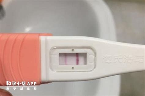 已怀孕宝妈分享早孕验孕棒两条杠图片，真实实拍附图解析 - 久久助孕网