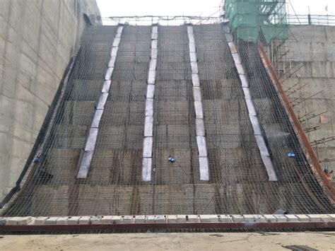 中国水利水电第一工程局有限公司 国际项目 赞比亚卡夫拉夫塔供水工程混凝土溢流坝溢流面拉模第一仓混凝土启动施工