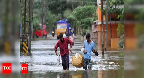 Kerala Flood: Kerala flood: Relief material continues to pour in from ...