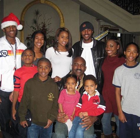 No Dia dos Pais dos EUA, Evander Holyfield posa ao lado de 10 dos seus ...