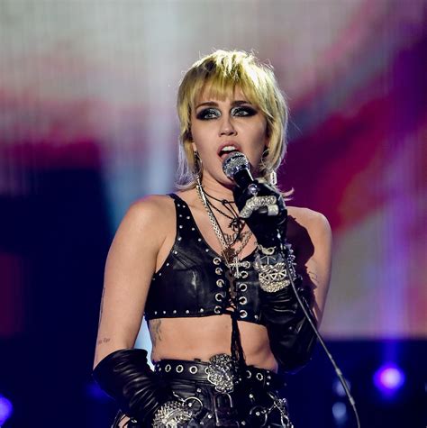 Miley cyrus shows off abs and butt while giving bts look at pre super ...