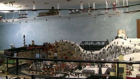 Model Train Layout Near Ceiling 的图像结果