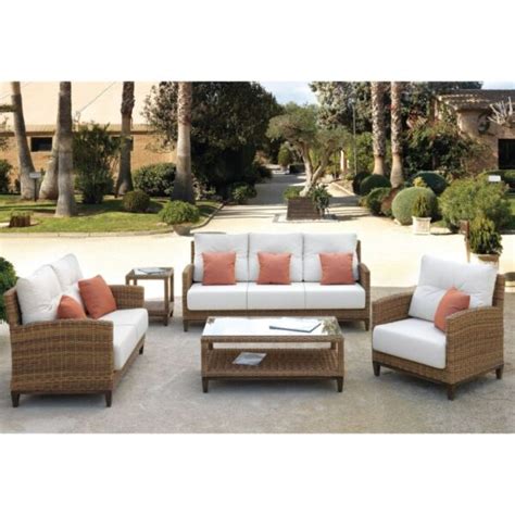 Sillón de jardín, sofás de 2 y 3 plazas y mesas auxiliares