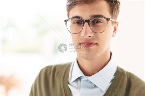 照片显示一名身着眼镜的年轻男生学高清图片下载-正版图片503727881-摄图网