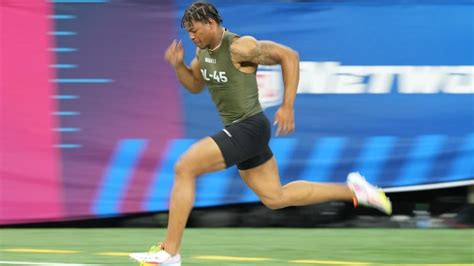 Simulcam: Jeremiyah Love pulls away from Saquon Barkley in 40-yard dash Vector Art Vector Art