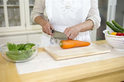 中年女性在厨房切胡萝卜高清图片下载-正版图片502006819-摄图网