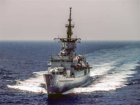 The Knox-class frigate USS Vreeland (FF-1068) approaching USS Mount ...