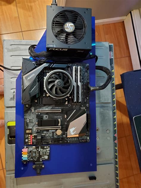 Computer Inside Wall 的图像结果