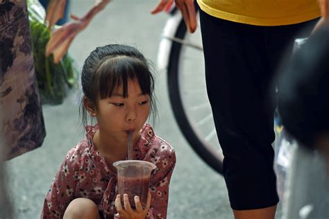 世界名画：喝珍珠奶茶的少女