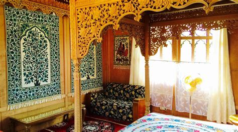 THE JEWEL IN CROWN HOUSEBOATS (Srinagar, Kashmir) - Specialty Inn ...