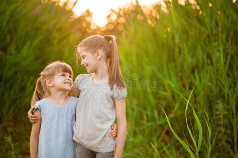 夏天小孩子最好的朋友拥抱户外 库存照片. 图片 包括有 夏天小孩子最好的朋友拥抱户外 - 188072162