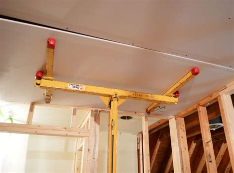 Using a Drywall Lift for Ceiling 的图像结果
