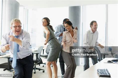 Computer Dancing Office 的图像结果