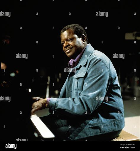 Oscar peterson musician 1975 bptxmm hi-res stock photography and images ...