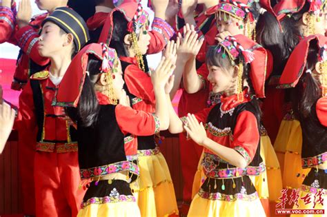 中英文合唱迎新年 荷塘区外国语学校举办第十届中英文合唱节-华声教育