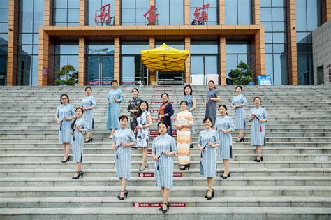 教师穿旗袍、学生穿汉服，高校另类迎新展示中华文化之美