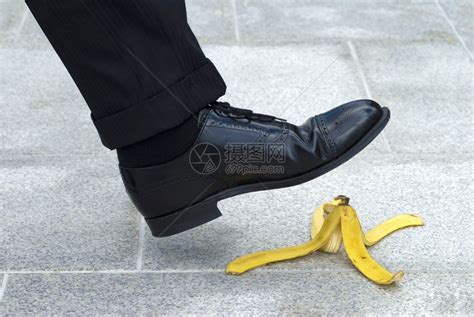 踩在香蕉皮上的商人高清图片下载-正版图片504914543-摄图网