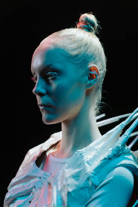 Alien vs Female 的图像结果