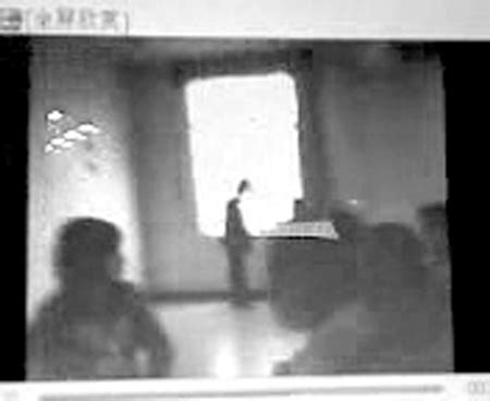 教师课堂上体罚小学生视频被曝光(图)_新闻中心_新浪网