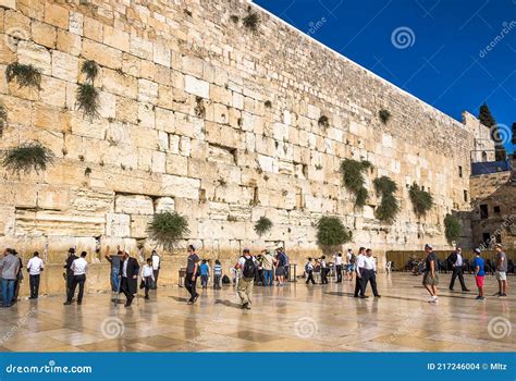 Jews Praying at the Wailing Wall or Western Wall in the Old City of Jerusalem Editorial Stock ...