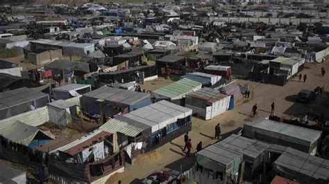 An Israeli airstrike hits a school sheltering people in Gaza, killing ...