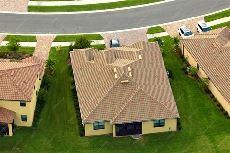 Vista aérea de la típica casa privada estadounidense contemporánea con ...