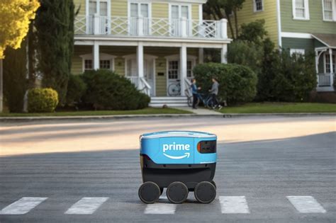 Rezultat imagine pentru Amazon Robot Delivery