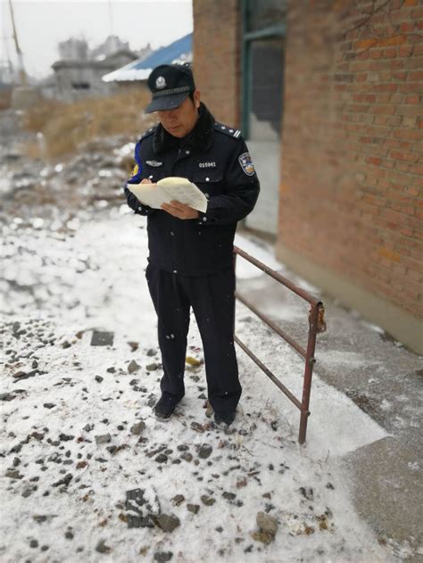 石家庄北站派出所民警雪天执勤为旅客保驾护航-国际在线