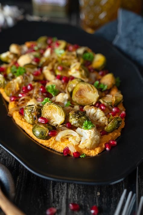 Rezept Ofen gerösteter Rosenkohl auf Hummus