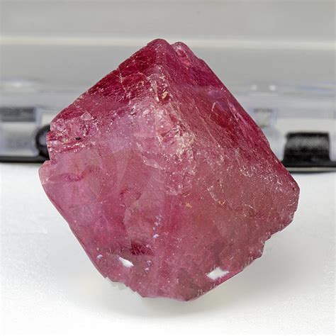 What is Spinel? Discovery, Properties, and Origins - Geology Science