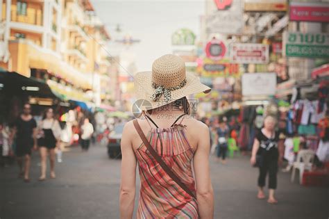 一个年轻女子泰国曼谷著名的背包客街KhaoSan散步的后视镜高清图片下载-正版图片300680711-摄图网