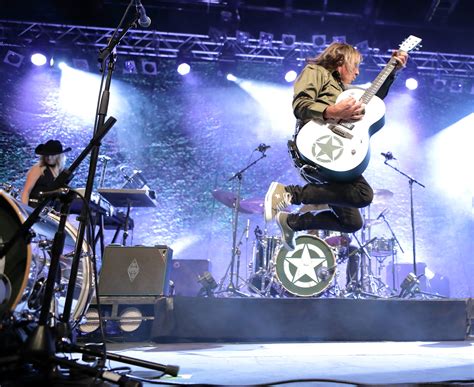 Mike Peters, frontman of Welsh band The Alarm, dies from blood cancer ...