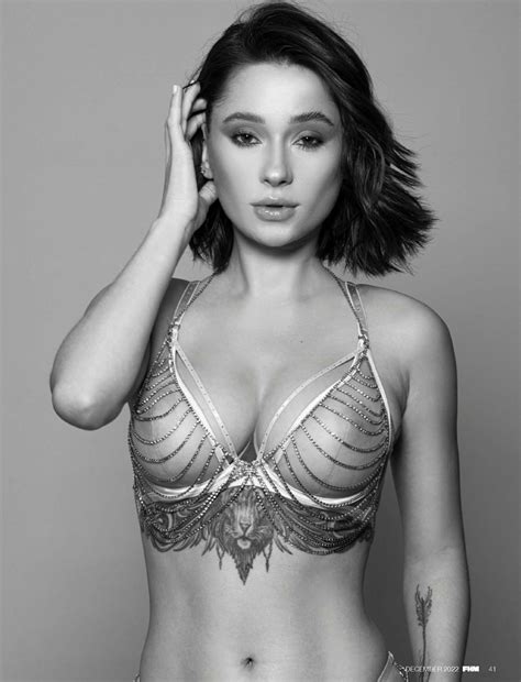 Liya Silver sexy dans FHM magazine (UK) - 17 janvier 2023