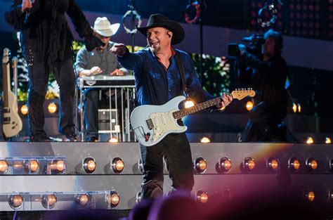 Garth Brooks on Coming Out of Semi-Retirement and Wanting to Beat U2's ...