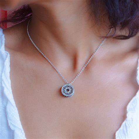 Buy Shaya by CaratLane Kundal Inspired Pendant Necklace Online