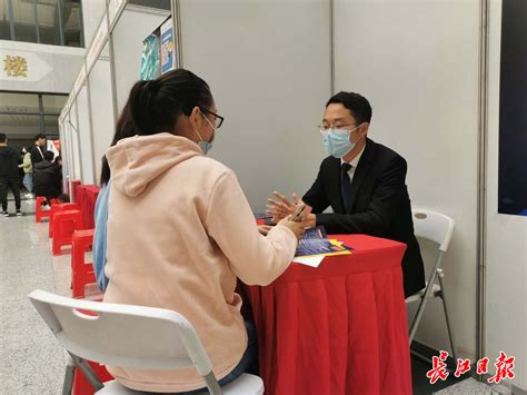 车谷走进武汉大学“招贤”：近1万需求岗位，最高月薪3万