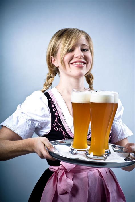 蓝色背景上拿着一杯啤酒的啤酒服务员图片素材-拿着一杯啤酒的美女啤酒服务员创意图片素材-jpg图片格式-未来mac下载素材下载