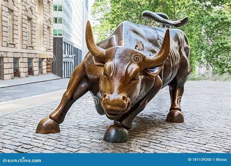 The Charging Bull Statue on Wall Street in New York City Editorial ...