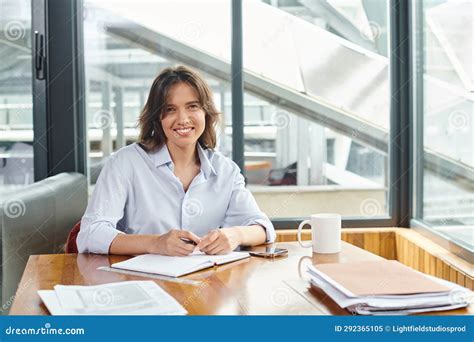 Attractive Woman Business Casual 的图像结果