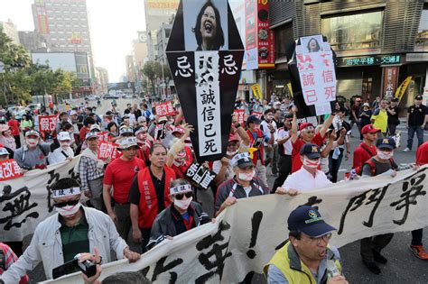 “欢迎解放军来台湾！”台湾民众在台北街头高喊_腾讯视频