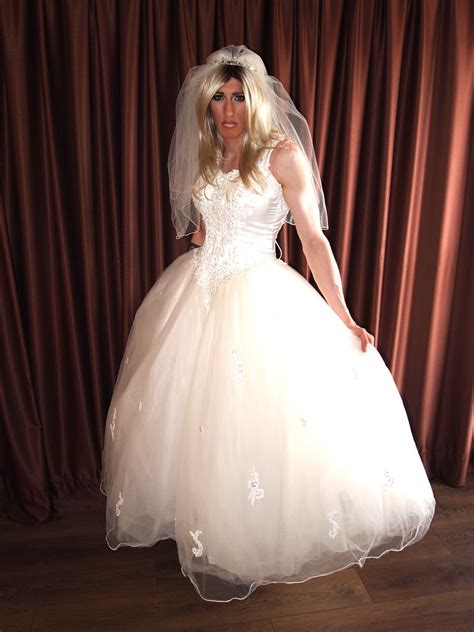 CD in Bride Dress 的图像结果