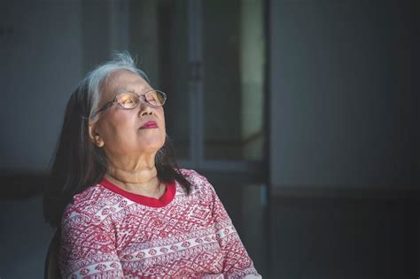 Elderly woman falling asleep in a wheelchair | Premium Photo