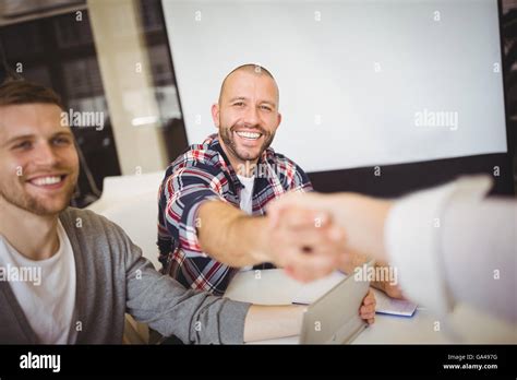 Business Person Shaking Hands 的图像结果